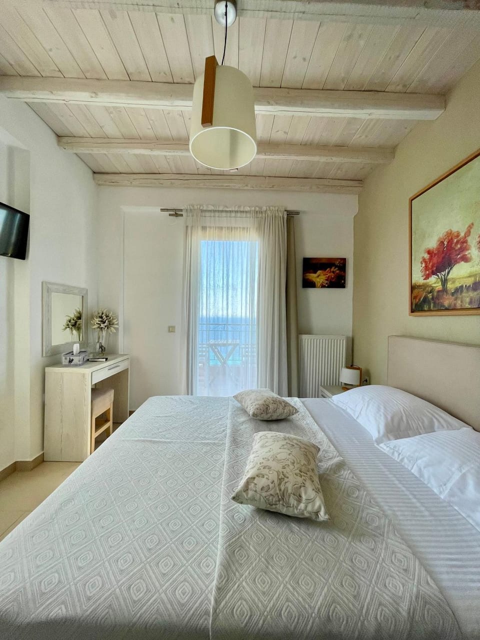 Bed, TV and multimedia, Photo of the whole room, Decorative detail, Bedroom, Sea view
