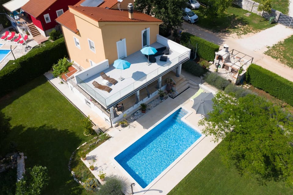 Bird's eye view, Pool view