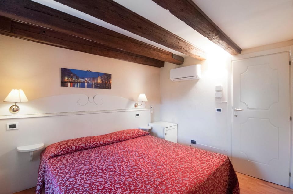 Bed, Photo of the whole room, internet