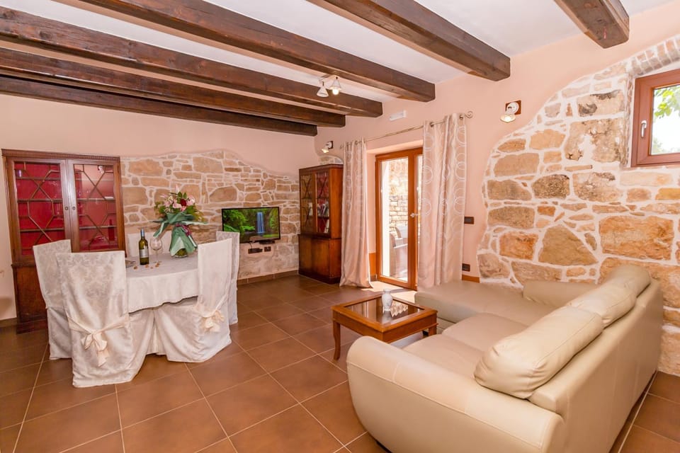 TV and multimedia, Living room, Seating area, Dining area
