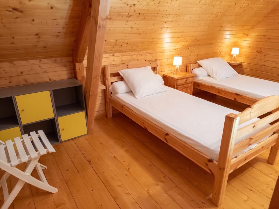 Chalet charmant à Saint-Gènes-Champespe avec parking privé Chalet in Auvergne-Rhône-Alpes