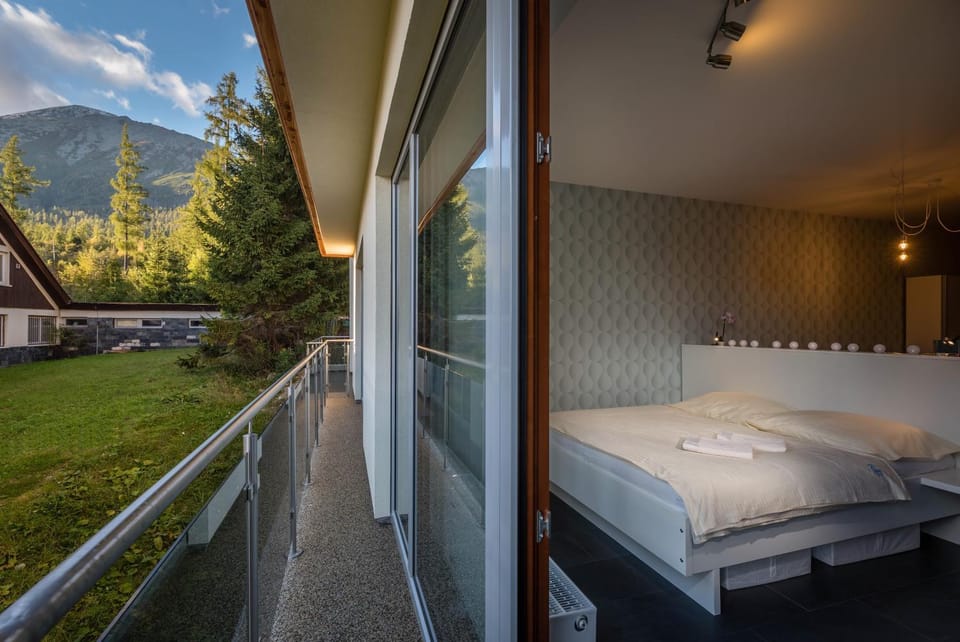 Balcony/Terrace, On site, Mountain view, Street view