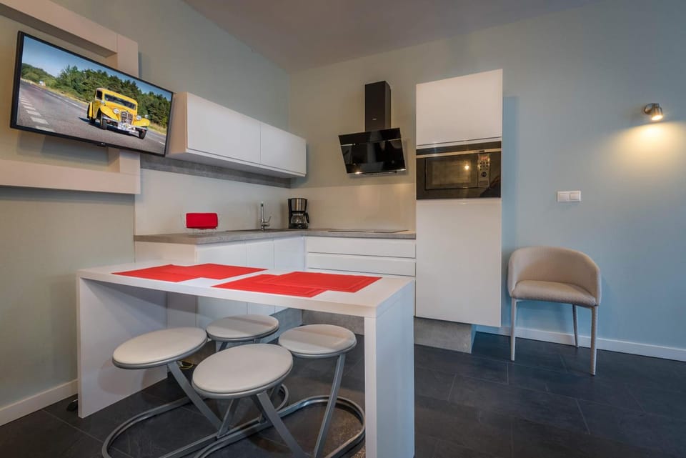 Kitchen or kitchenette, Photo of the whole room, Decorative detail, Dining area, On site
