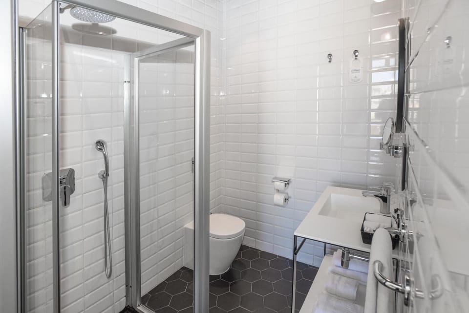 Shower, Toilet, Bathroom, towels