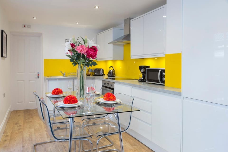 Kitchen or kitchenette, Dining area