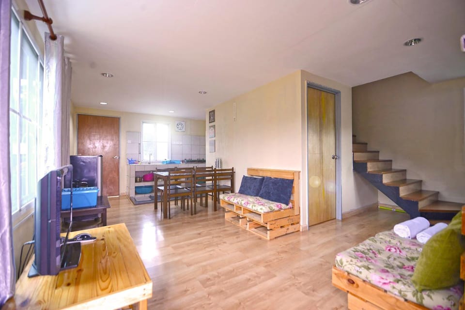 TV and multimedia, Kitchen or kitchenette, Living room, Seating area, Dining area