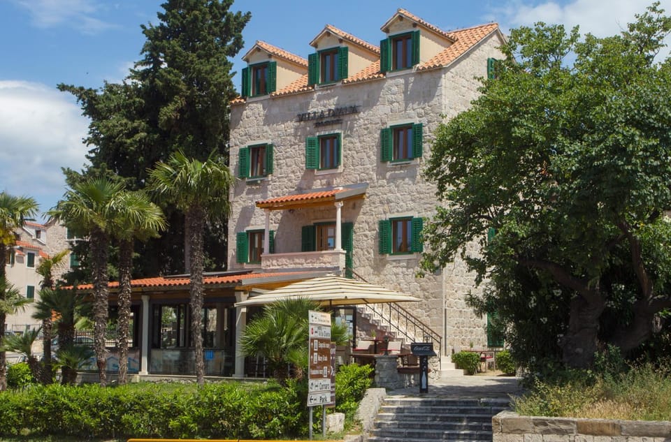 Property building, Facade/entrance, Garden