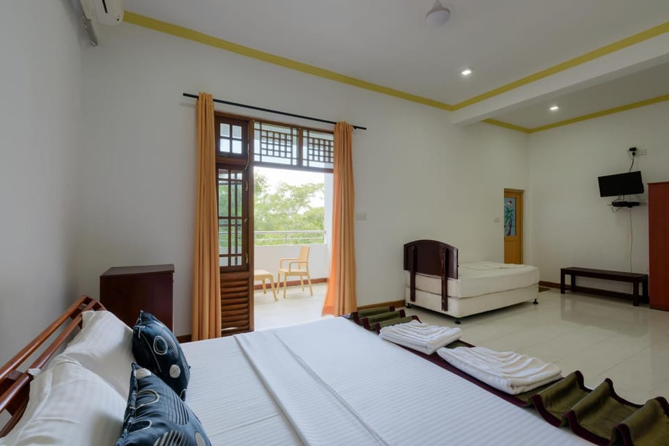 Bed, TV and multimedia, Seating area, Bedroom, towels, air conditioner