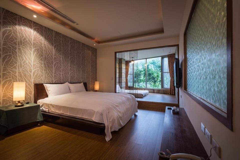 Photo of the whole room, Bedroom