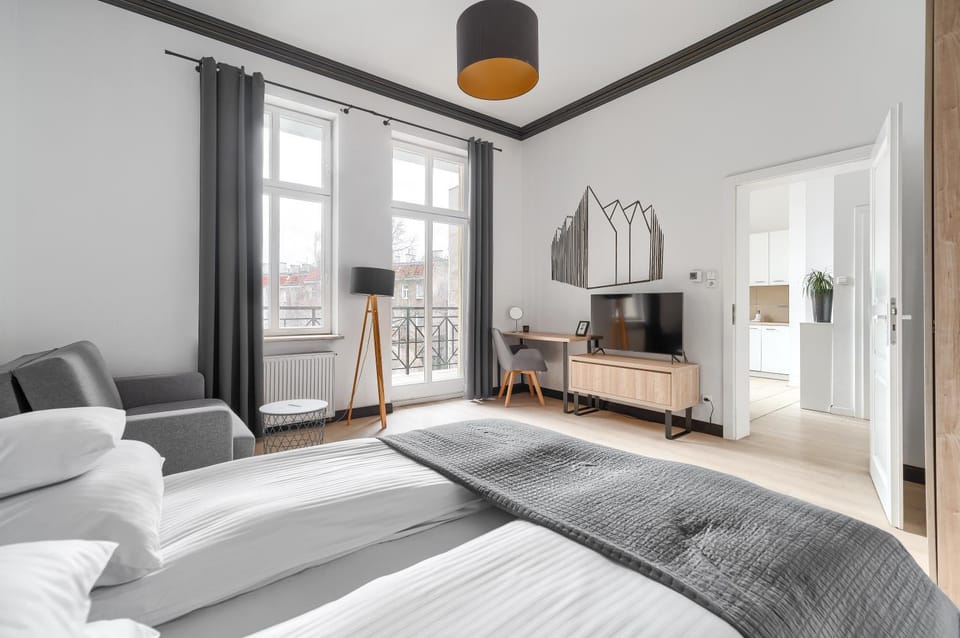 Bed, TV and multimedia, Living room, Photo of the whole room, Seating area, Bedroom