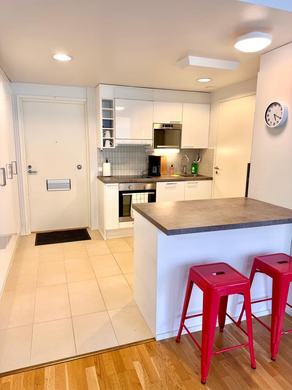 Kitchen or kitchenette, minibar