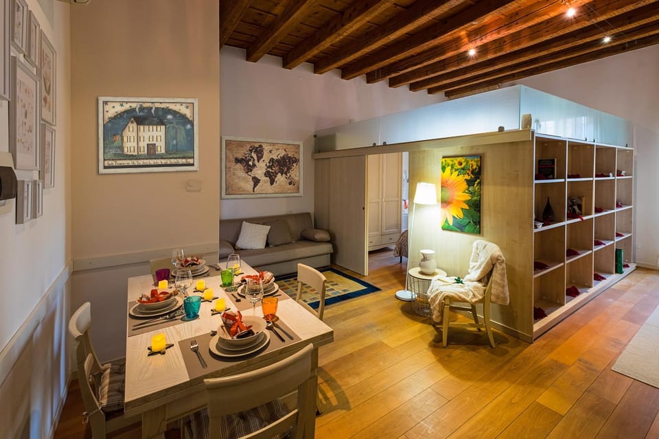 Property building, Communal lounge/ TV room, Balcony/Terrace, Food and drinks, Food