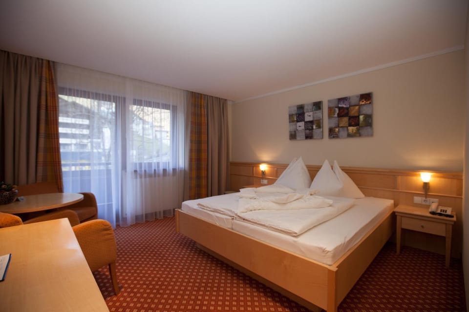 Photo of the whole room, Decorative detail, Mountain view, River view, Street view