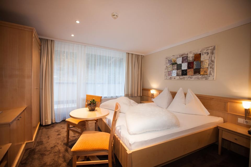 Photo of the whole room, Decorative detail, Mountain view