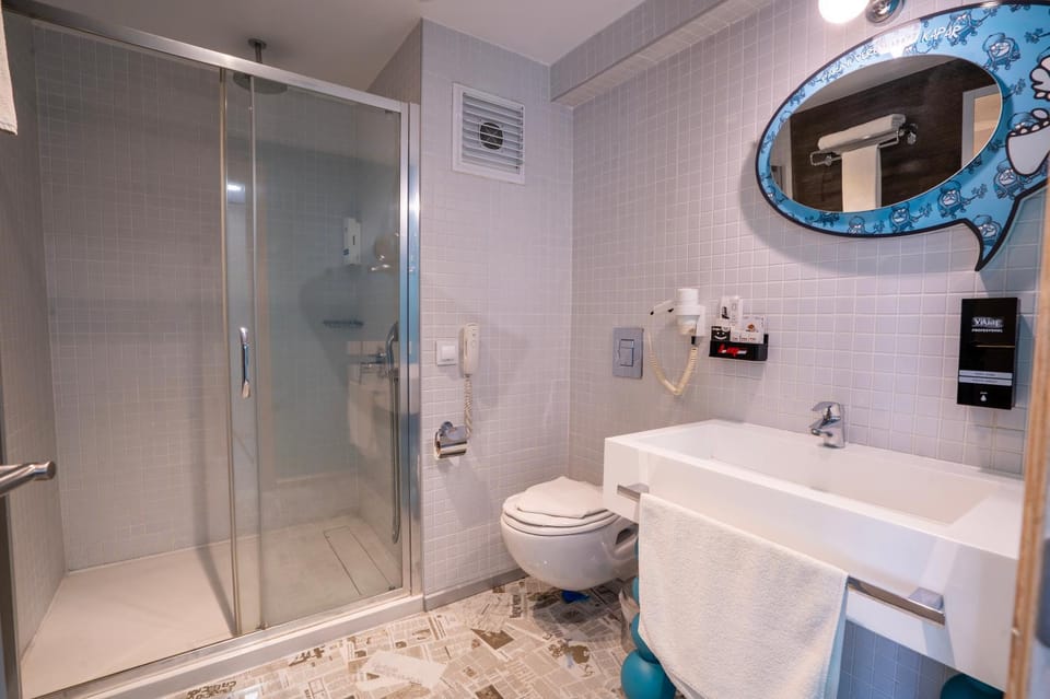 Shower, Toilet, Bathroom, towels
