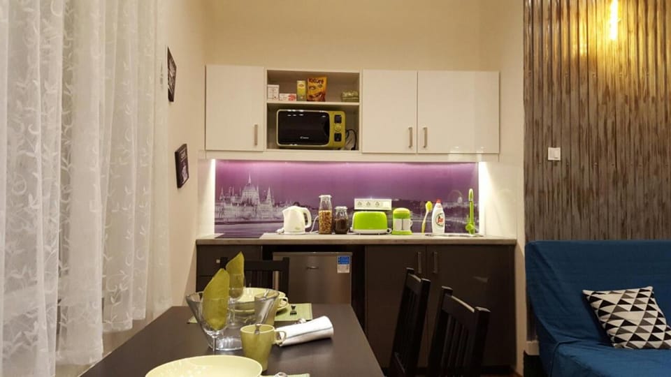 Coffee/tea facilities, Kitchen or kitchenette, Living room, Dining area