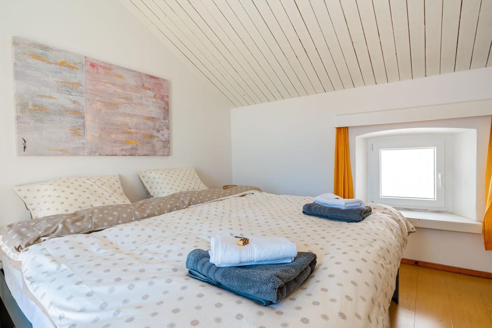 Bed, Photo of the whole room, Bedroom, towels