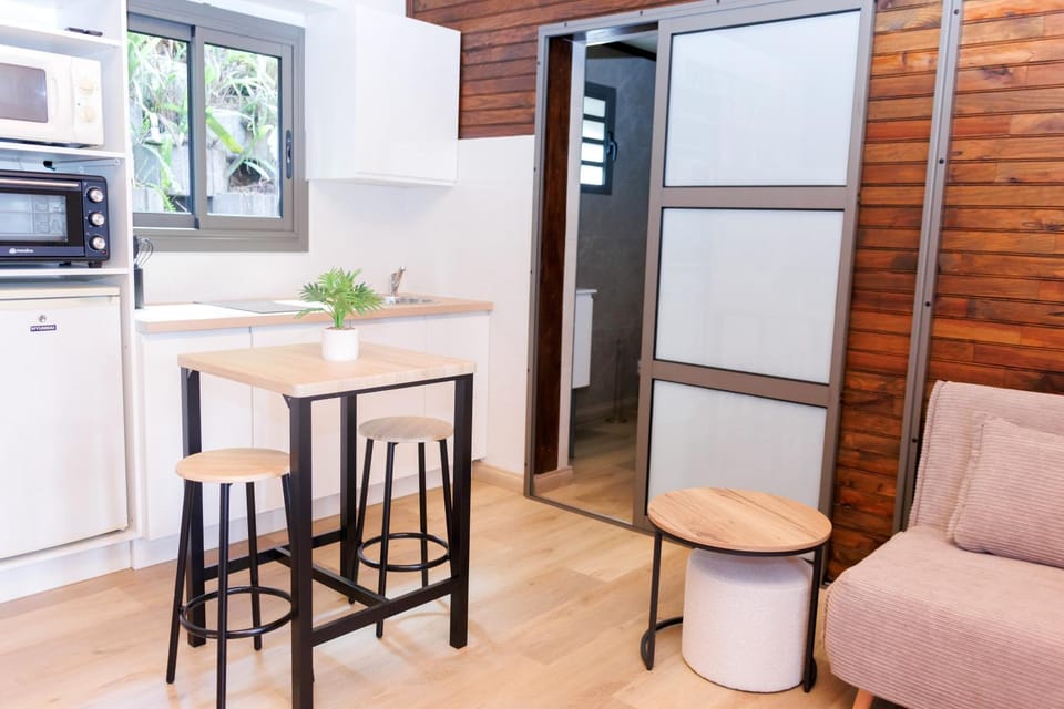 Coffee/tea facilities, Dining area, microwave, oven, stove, toaster, kitchen