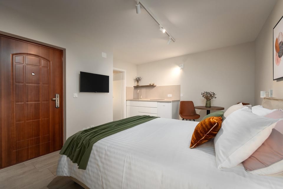 Property building, Communal lounge/ TV room, Bed, TV and multimedia, Photo of the whole room, wardrobe