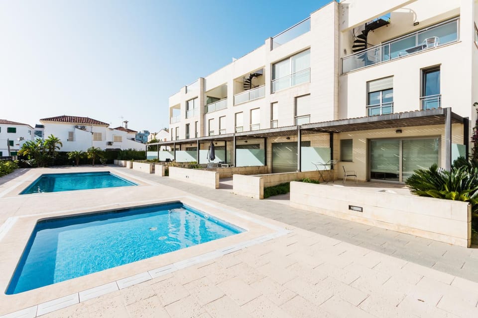 Off site, On site, Swimming pool, Location