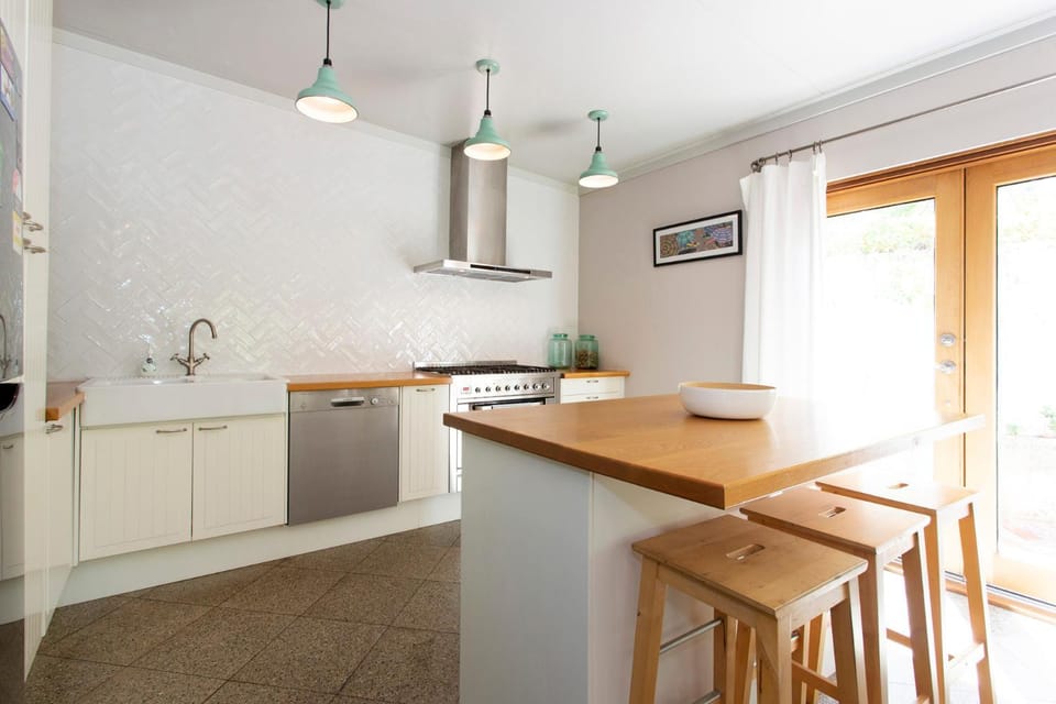 Kitchen or kitchenette, dishwasher, stove