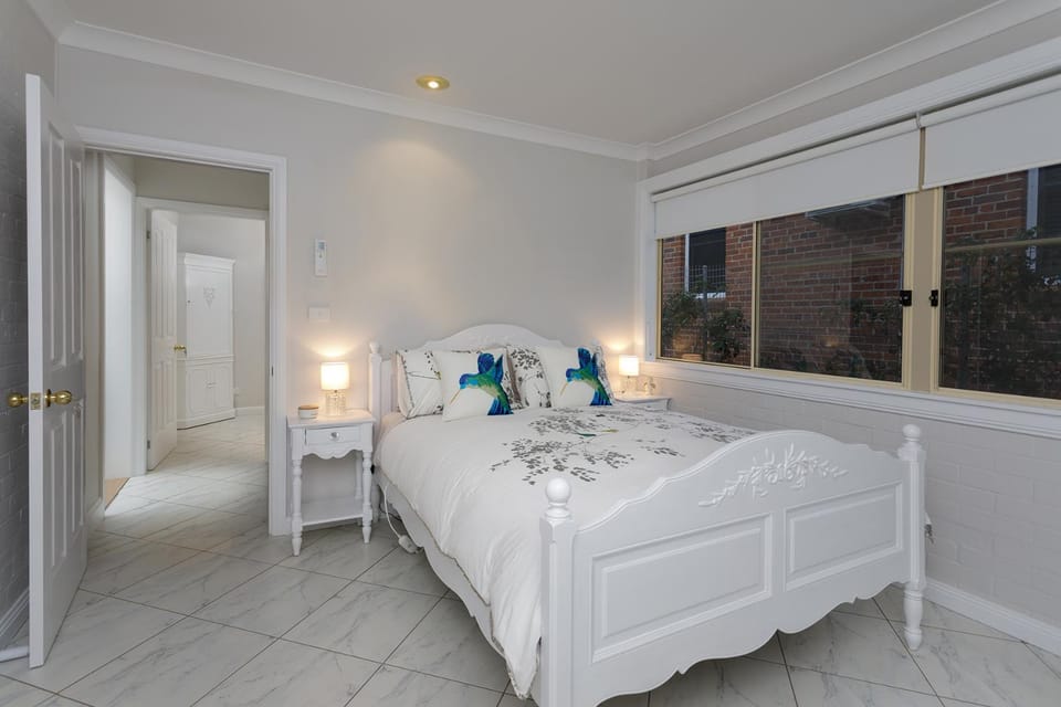 Rawson's Retreat - Five Bedroom Home - Walk CBD - Includes Breakfast House in Tamworth
