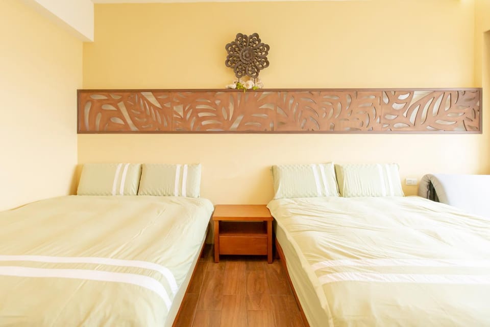 Bed, Photo of the whole room, Decorative detail, Bedroom
