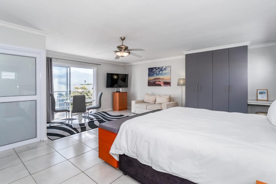 Bed, TV and multimedia, Bedroom, wardrobe