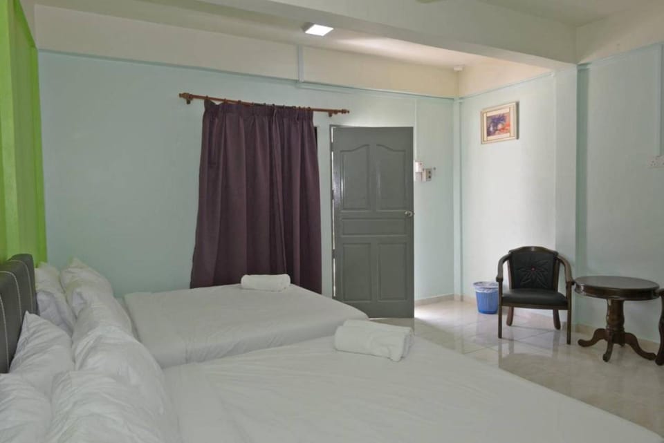 Bed, Seating area, Bedroom