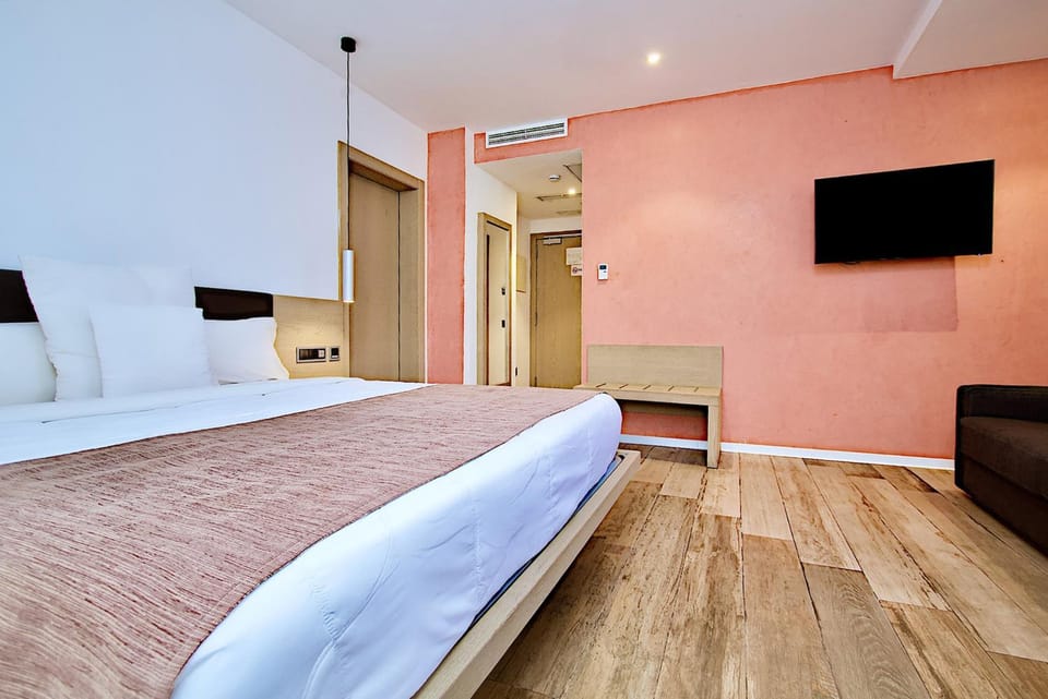 TV and multimedia, Seating area, Bedroom