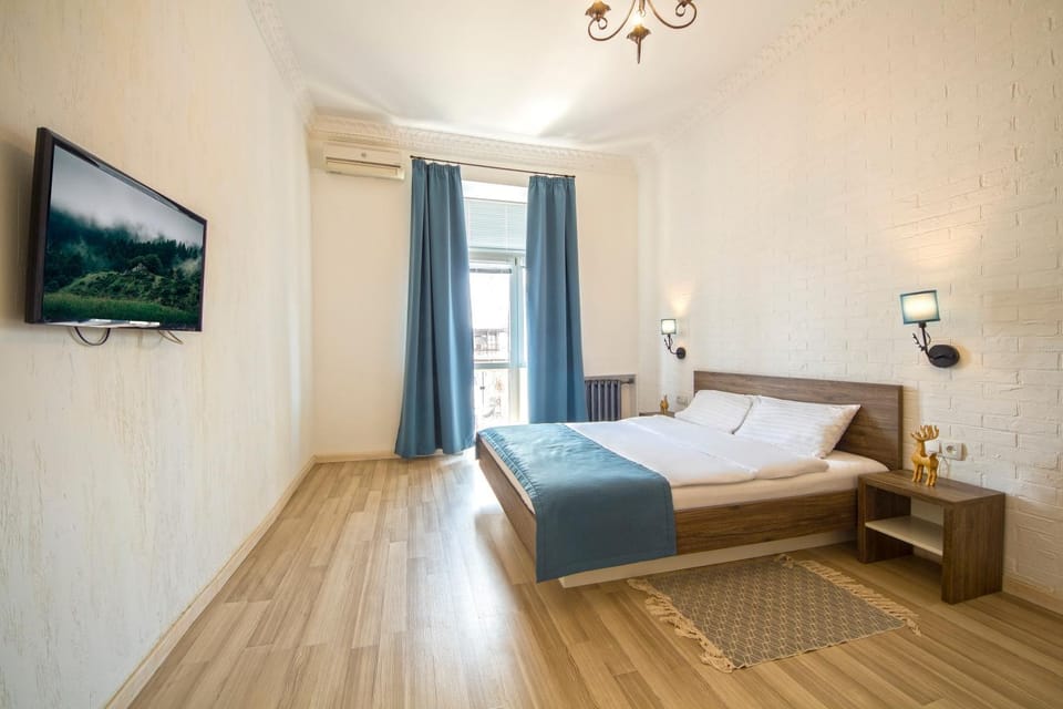 Bed, TV and multimedia, Photo of the whole room