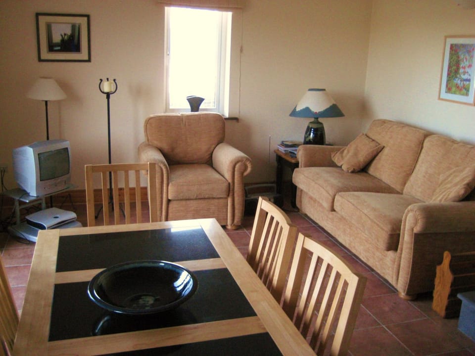 Photo of the whole room, Decorative detail, Dining area