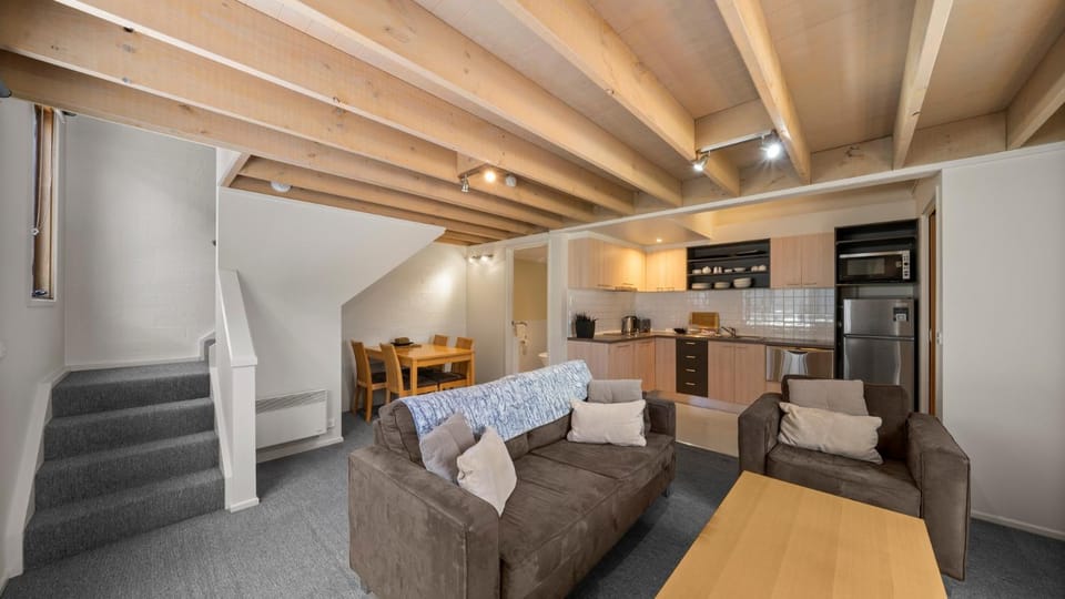 Kitchen or kitchenette, Seating area, Dining area