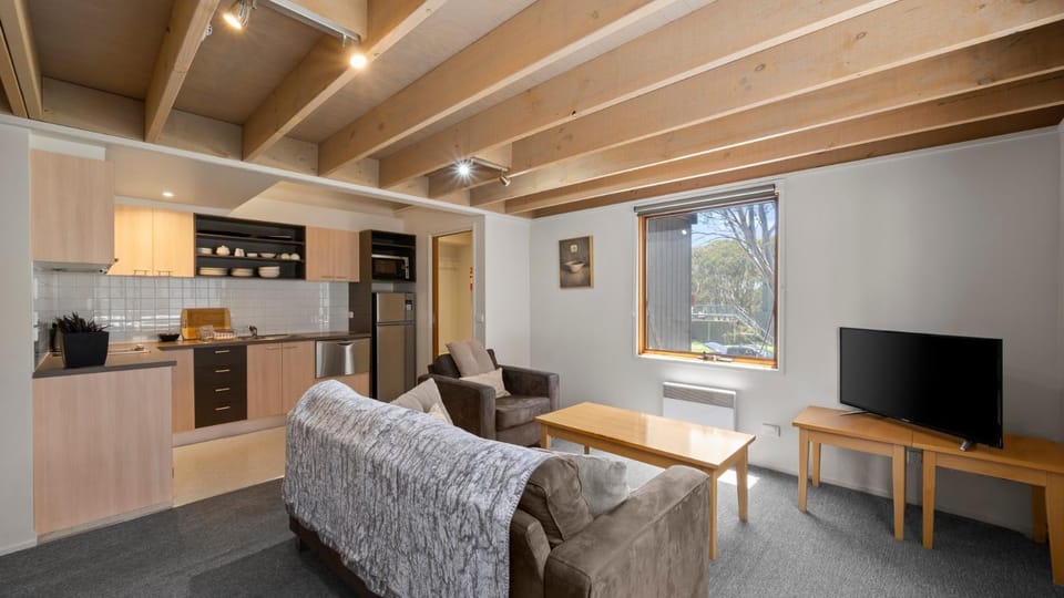 TV and multimedia, Kitchen or kitchenette, Seating area