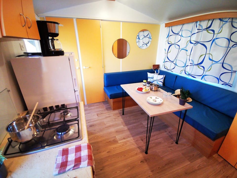 Seating area, pet friendly, stove