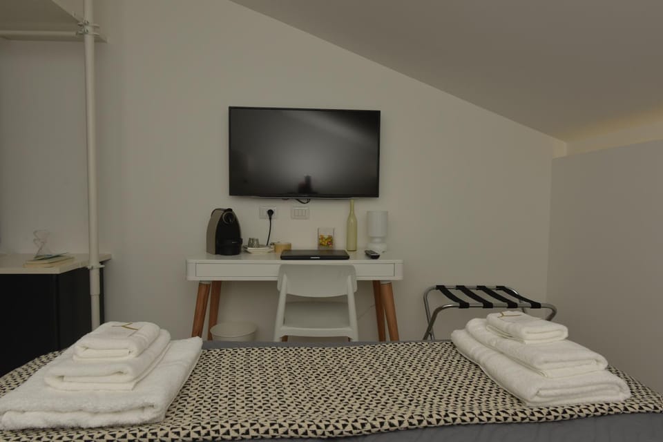 Bed, Entertainment