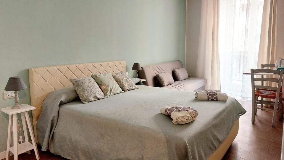 Photo of the whole room, Decorative detail, Bedroom