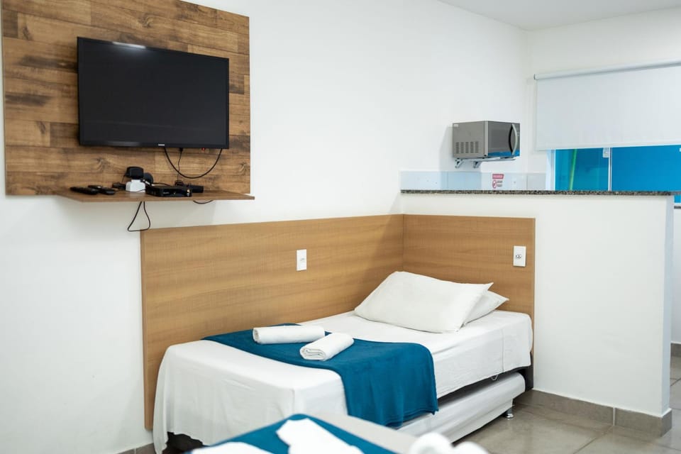 Bed, TV and multimedia, Bedroom, towels