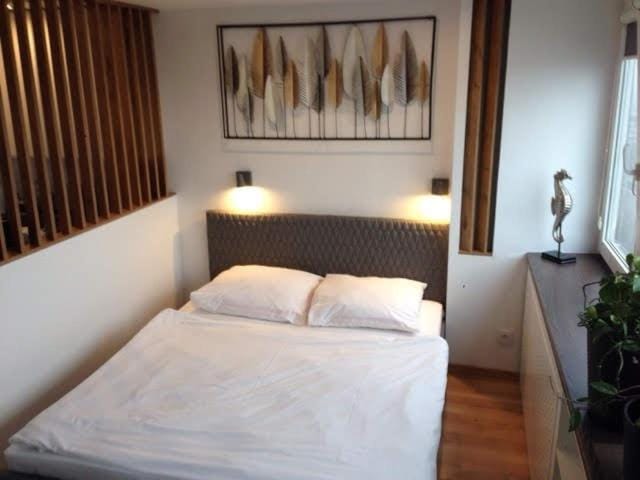 Bed, Photo of the whole room, Bedroom