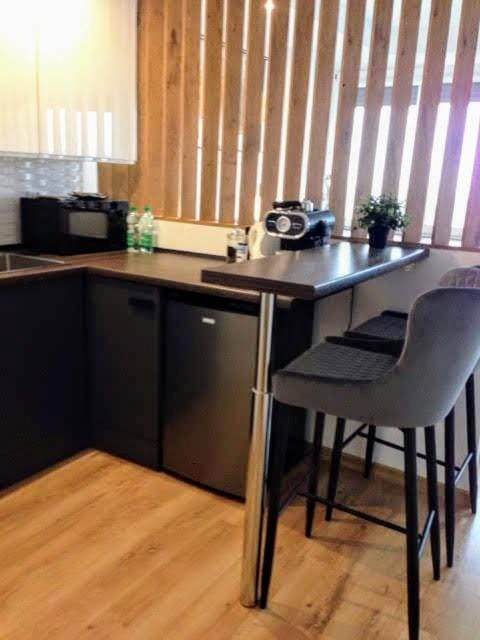 Coffee/tea facilities, Kitchen or kitchenette, Dining area, microwave, stove