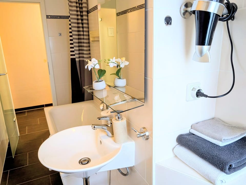 Shower, Bathroom, towels