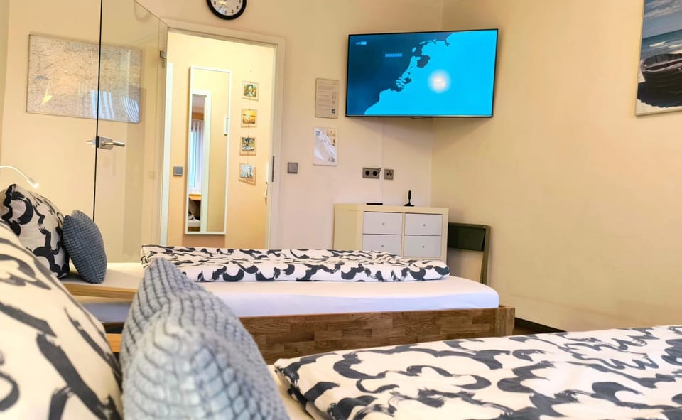 Bed, TV and multimedia, Photo of the whole room, Bedroom