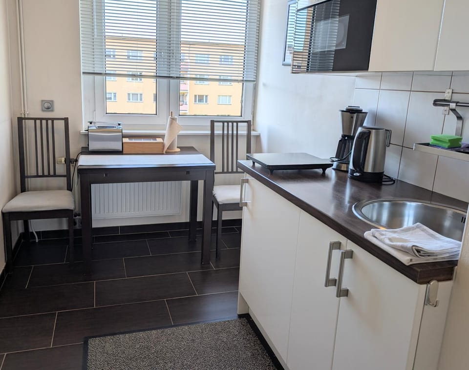 Kitchen or kitchenette, Dining area, stove
