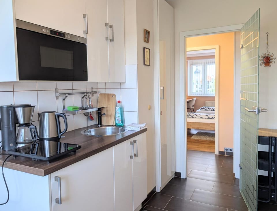 Coffee/tea facilities, Kitchen or kitchenette, stove