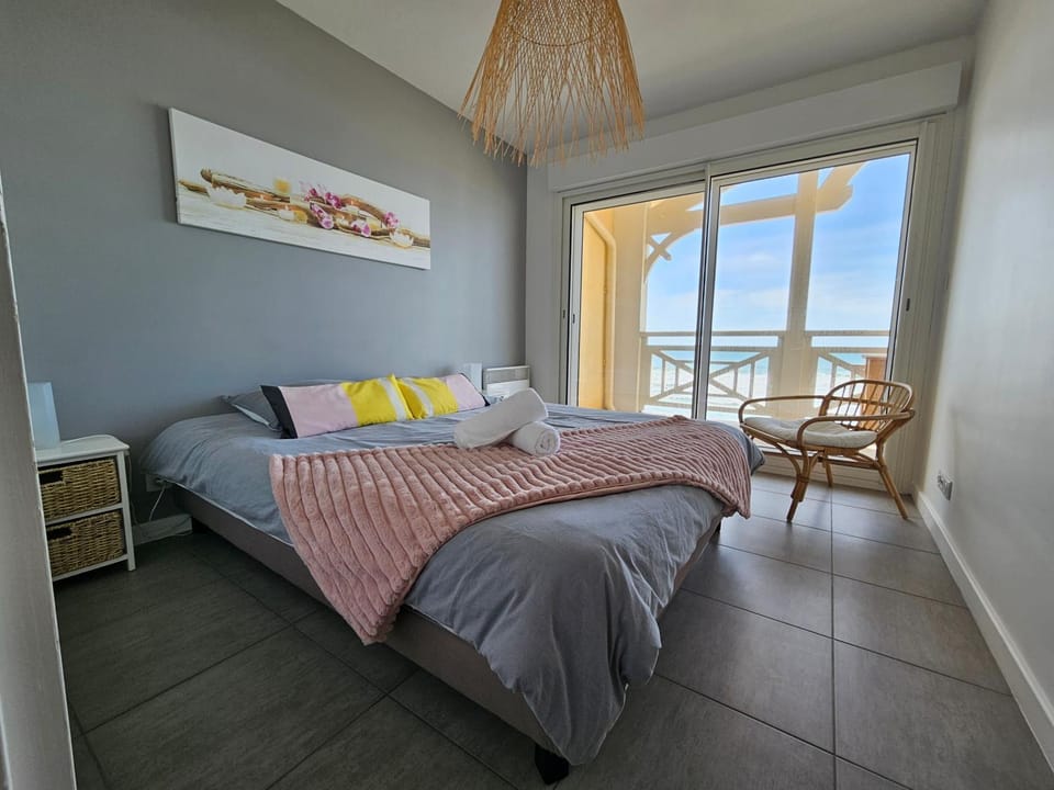 Bed, Photo of the whole room, Decorative detail, Bedroom, Sea view