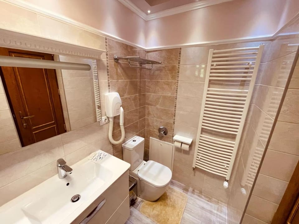 Pensiunea Romeo Tecuci Bed and Breakfast in Moldova