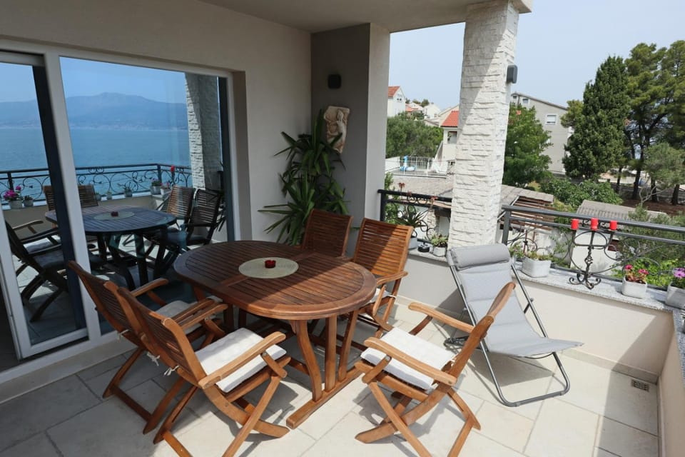 View (from property/room), Balcony/Terrace, Seating area, Sea view