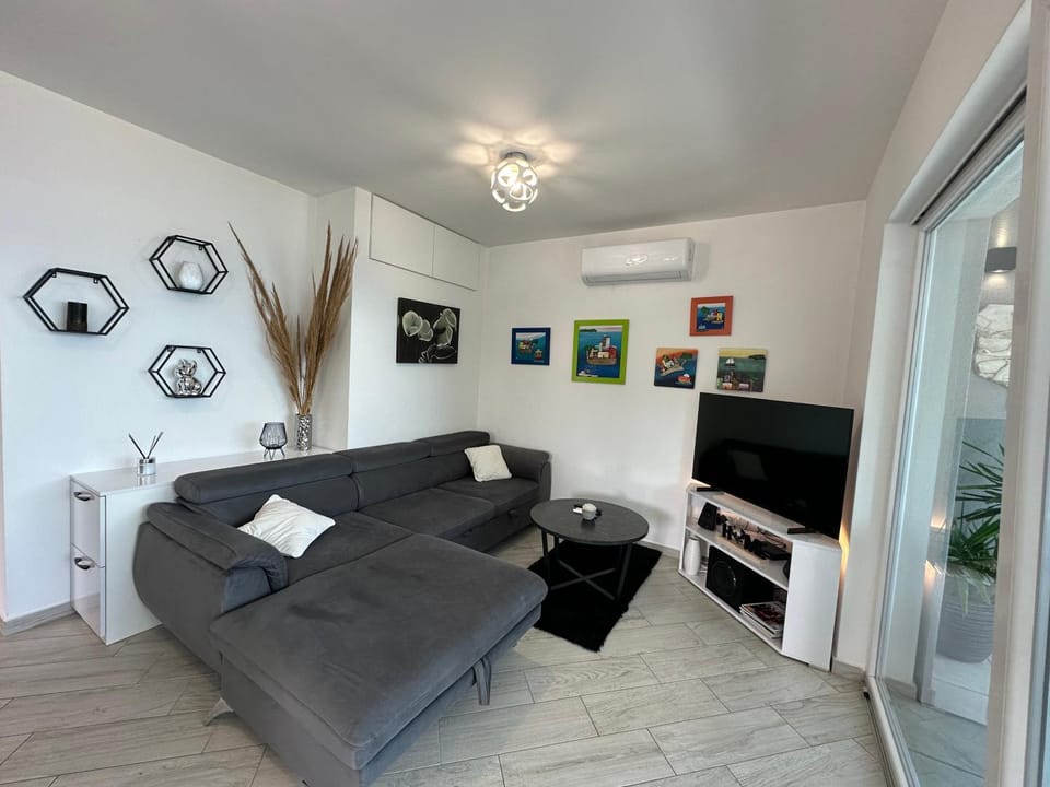 TV and multimedia, Living room, Seating area