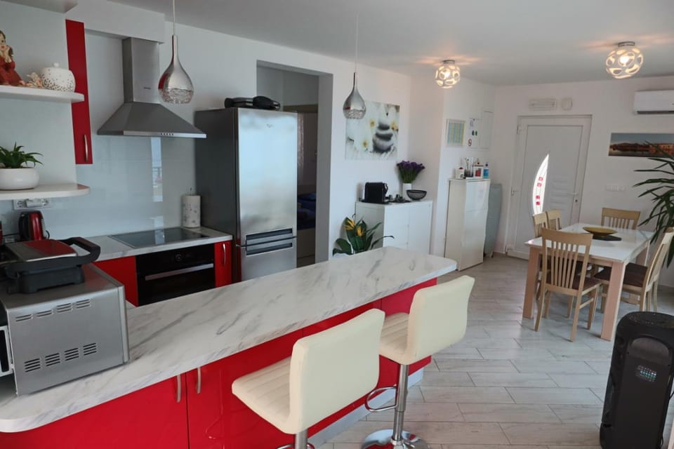 Kitchen or kitchenette, Living room, Seating area, Dining area, minibar, pet friendly, stove