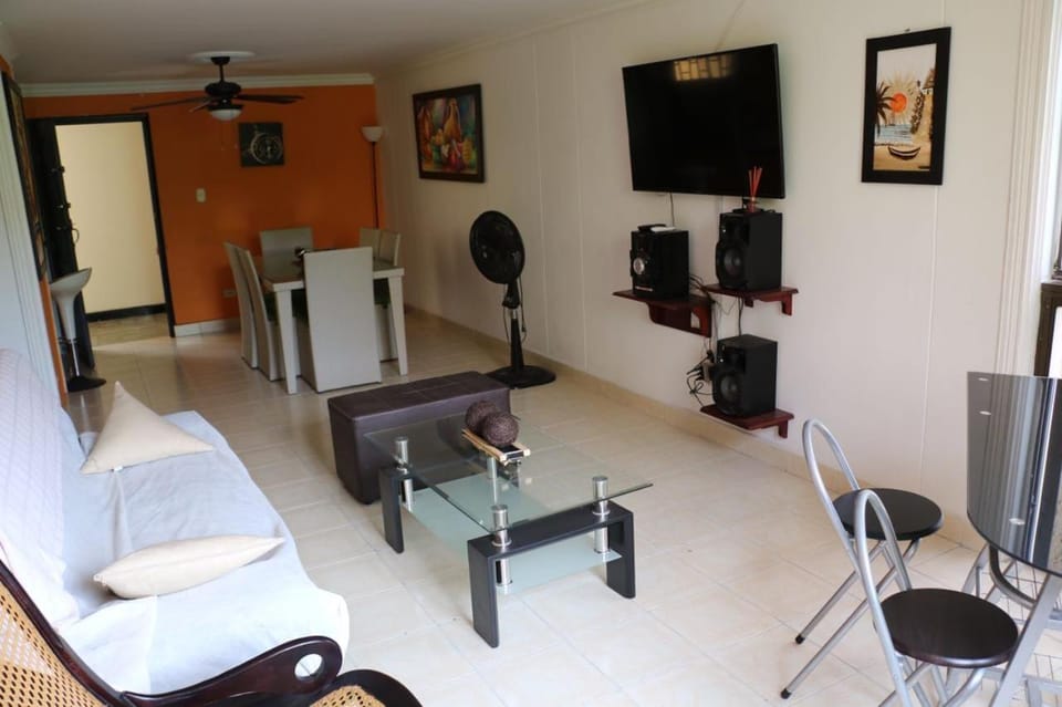 TV and multimedia, Living room, Decorative detail, Seating area, Dining area